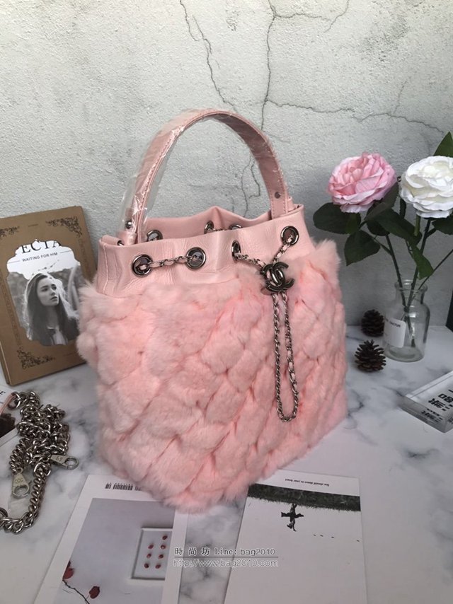 Chanel女包 A69900 香奈兒水桶包 粉色卡兔毛 Chanel時尚女包 Chanel新款肩背包  djc3543